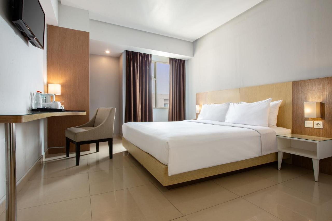 Hotel Santika Depok Exterior photo