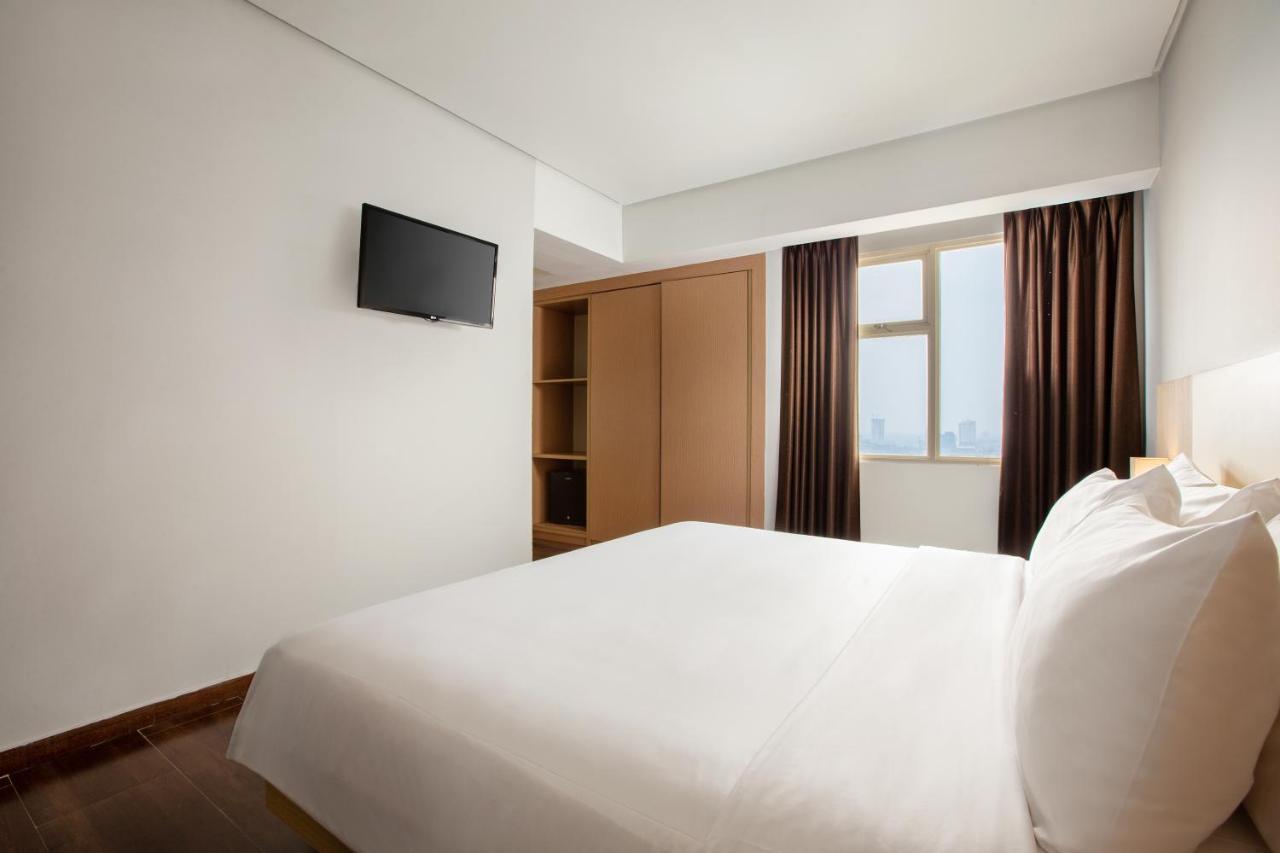 Hotel Santika Depok Exterior photo
