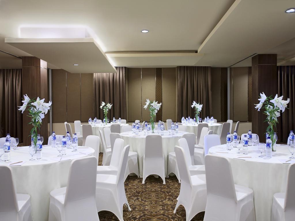 Hotel Santika Depok Exterior photo