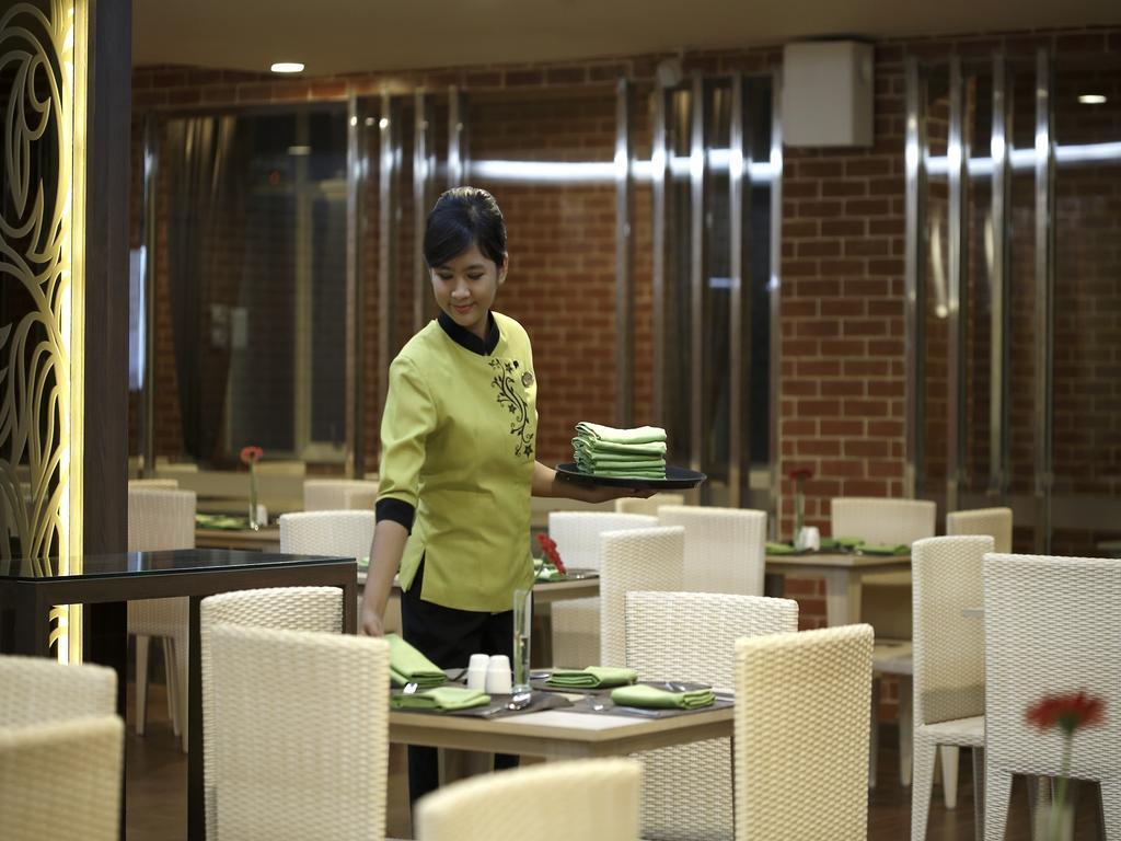 Hotel Santika Depok Exterior photo