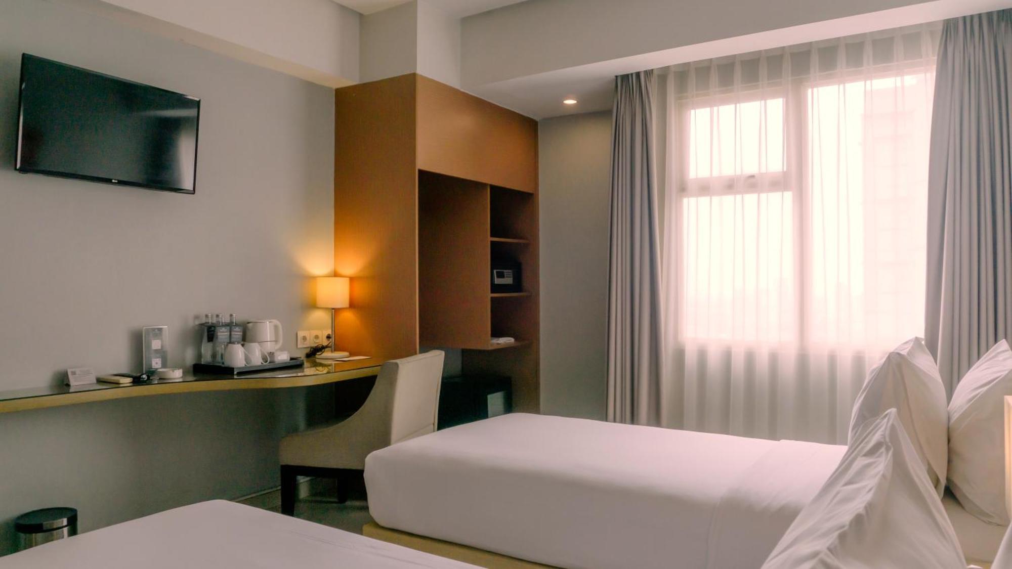 Hotel Santika Depok Exterior photo