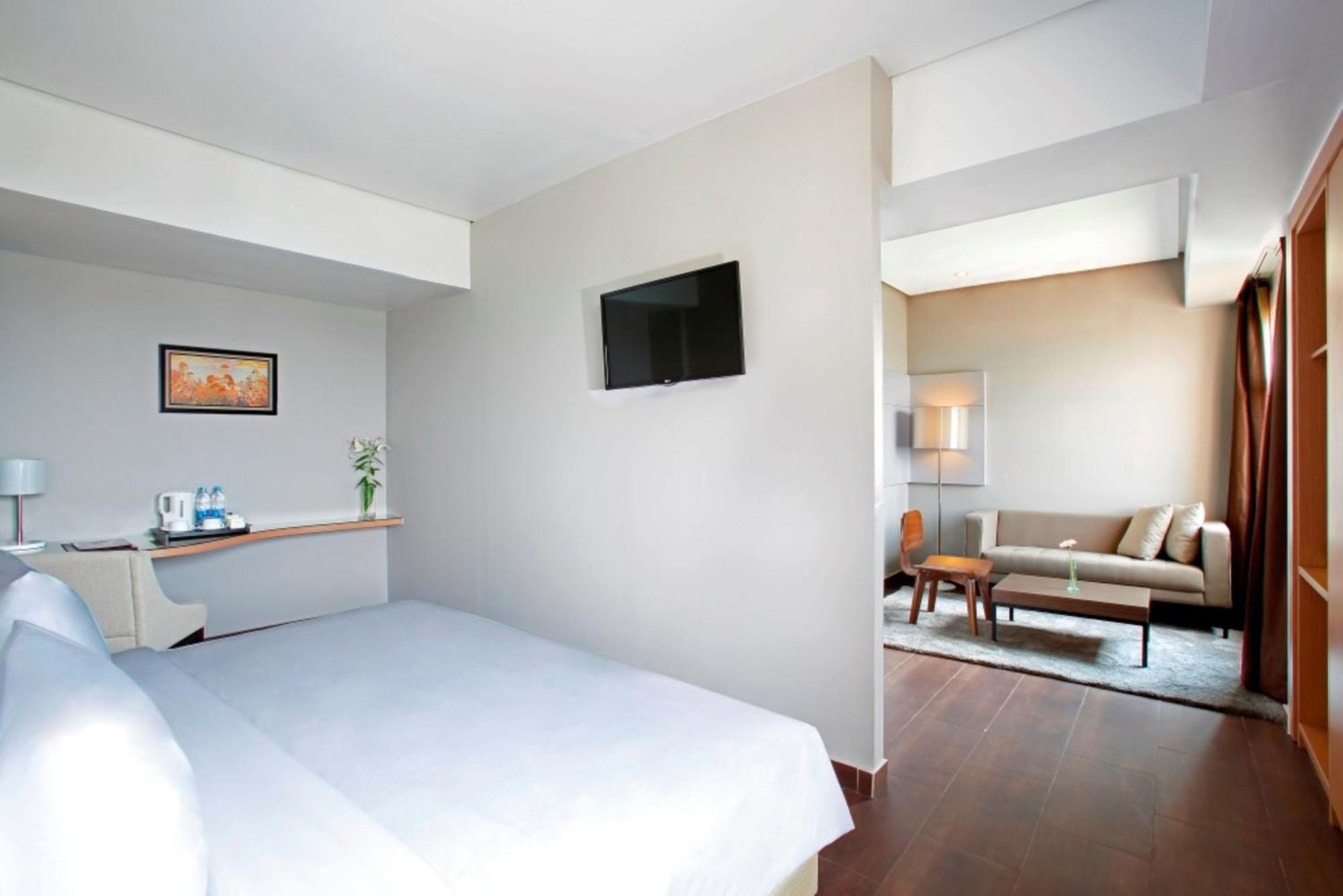 Hotel Santika Depok Exterior photo