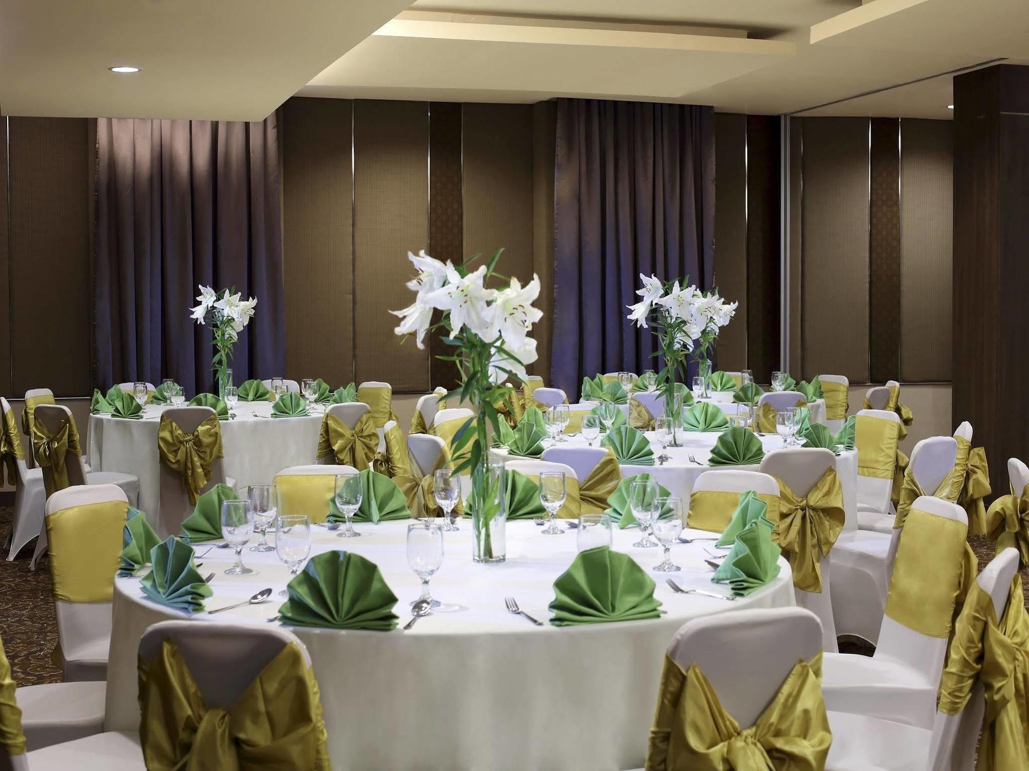 Hotel Santika Depok Exterior photo