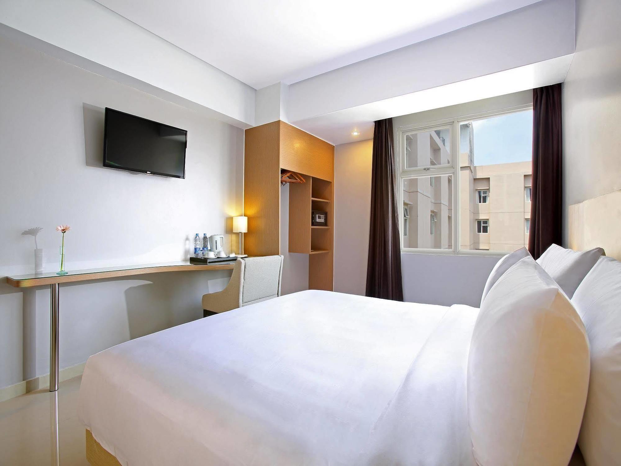 Hotel Santika Depok Exterior photo