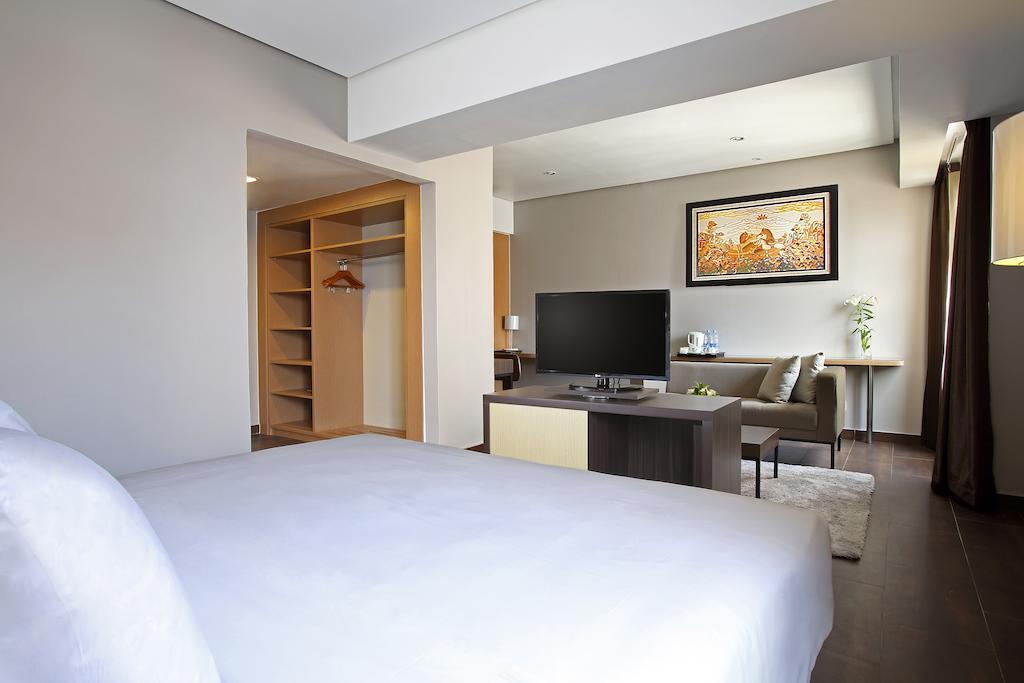 Hotel Santika Depok Exterior photo