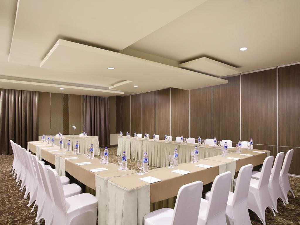 Hotel Santika Depok Exterior photo
